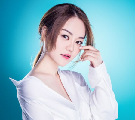 青年女歌手画价格(青年女歌手里画室的谁)-图3 青年女歌手画价格(青年女歌手里画室的谁)-图3