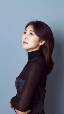 青年女歌手画价格(青年女歌手里画室的谁)-图2 青年女歌手画价格(青年女歌手里画室的谁)-图2